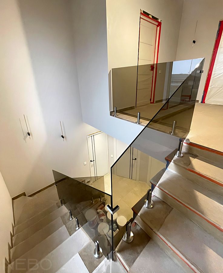 Ограждение лестницы на второй этаж из тонированного стекла бронза с установкой на мини-стойки