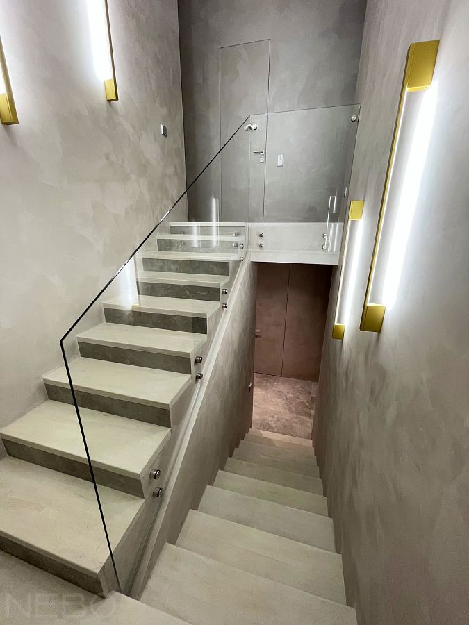 Стеклянные перила для лестницы на второй этаж в таунхаусе