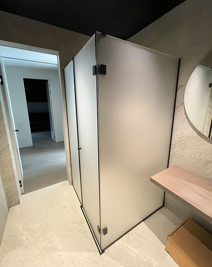 Душевая кабина с матовым стеклом и черной фурнитурой без поддона на пол