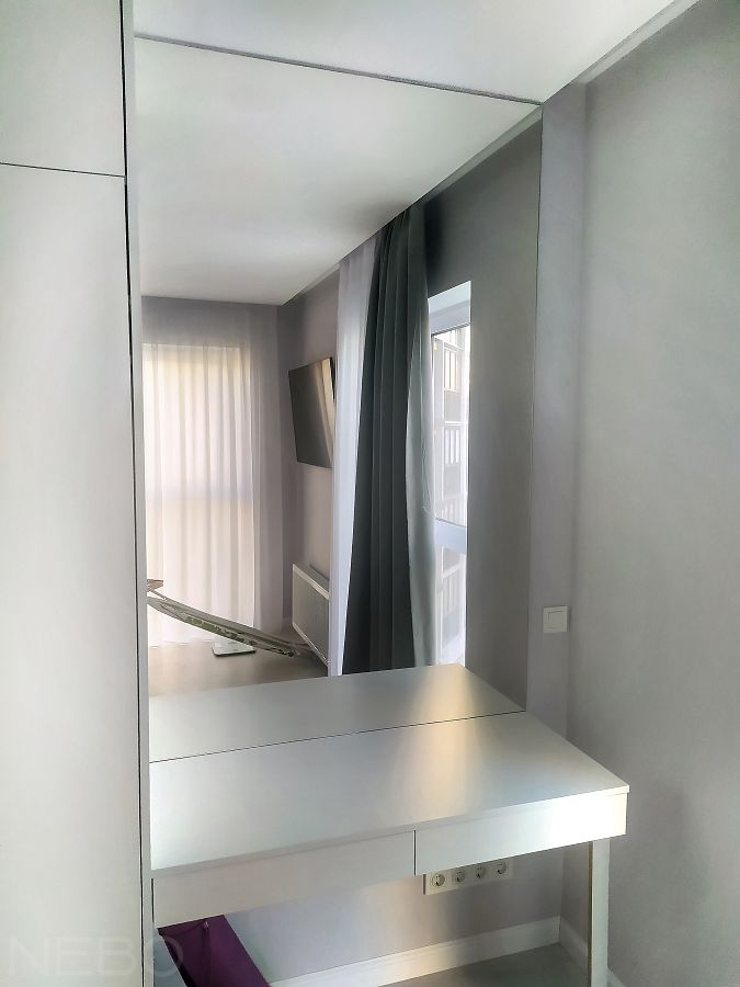 Зеркало от консольного столика и до потолка в спальне