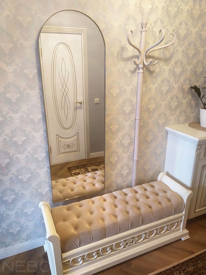 Зеркало-арка в раме с окраской под золото для прихожей в классическом стиле