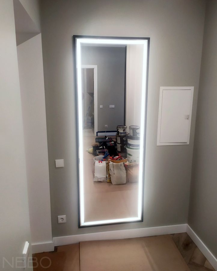 Зеркало в черной раме в полный рост с фронтальной подсветкой по периметру в прихожую