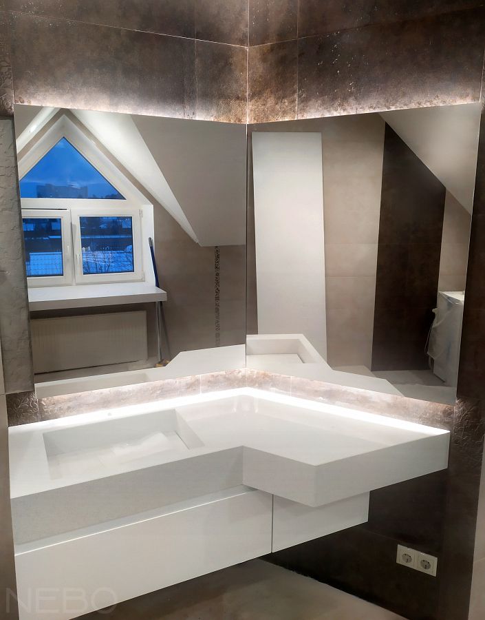 Два зеркала под углом 135° с парящей подсветкой для ванной на мансардном этаже частного дома