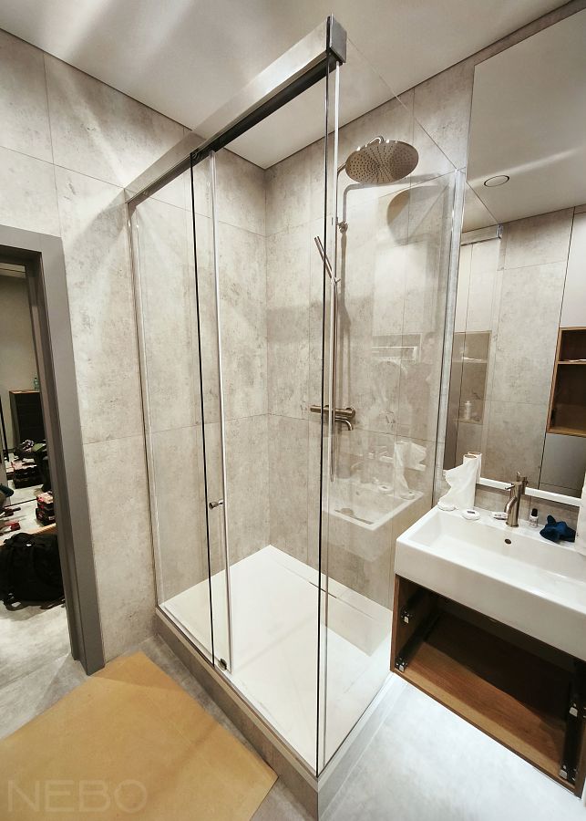 Угловая раздвижная душевая с доводчиком и закрытым треком