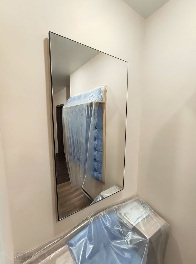 Открывающееся зеркало на петлях в черной тонкой рамке на электрощиток в прихожей