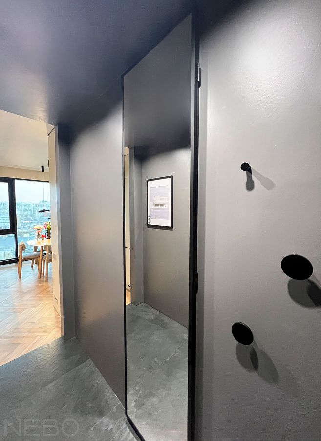 Открывающееся зеркало от пола до потолка для скрытия щитка и роутера в прихожую