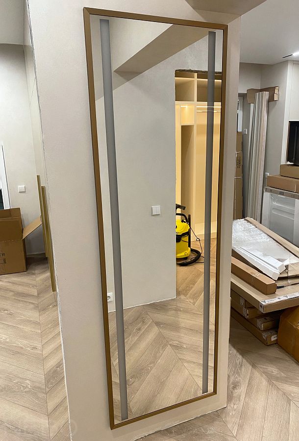 Прямоугольное зеркало в раме цвета латунь с фронтальной подсветкой в прихожую