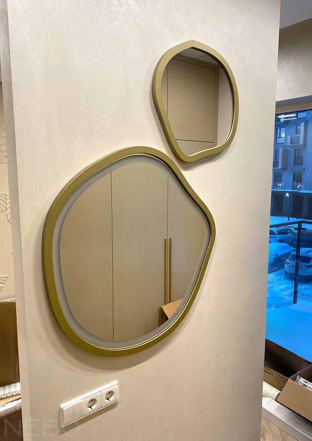 Два зеркала природной формы с золотой рамкой и подсветкой для туалетного столика в спальню