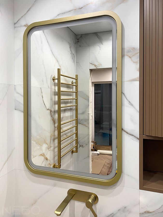 Зеркало со скругленными углами в золотой рамке и с фронтальной подсветкой в санузел
