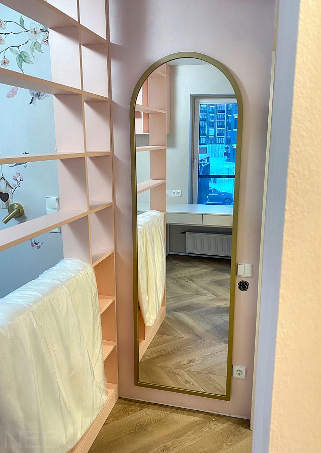 Арочное зеркало в золотой рамке в детскую комнату