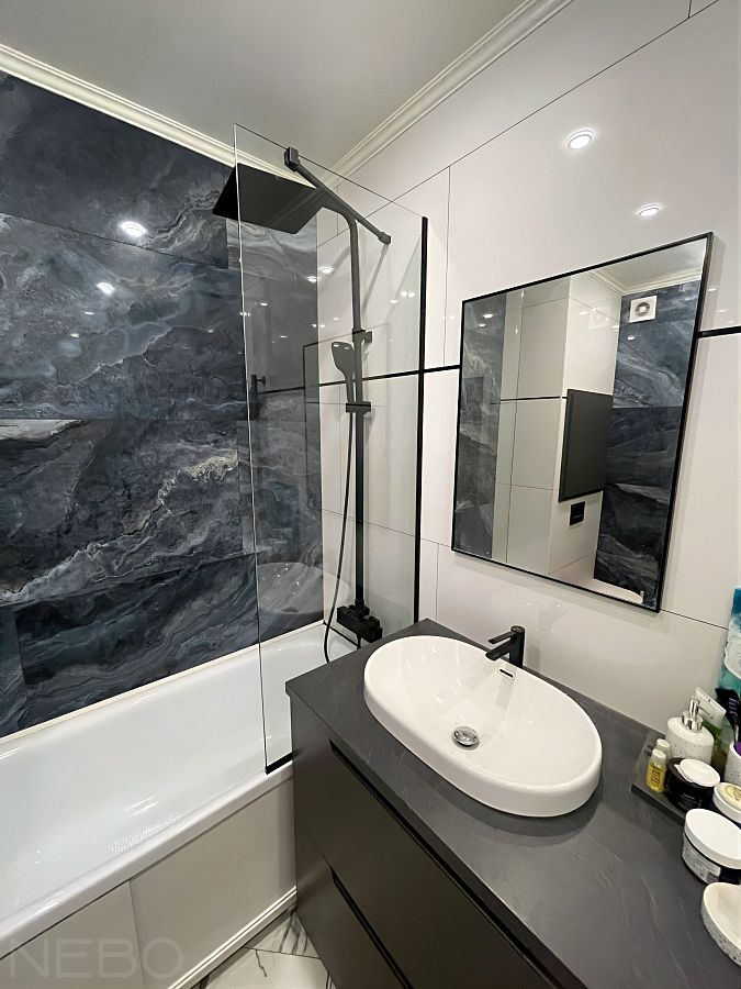 Стеклянный экран для ванной с черной фурнитурой