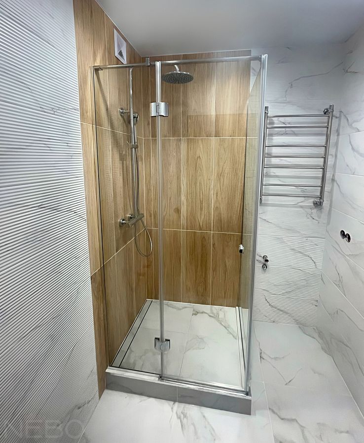 Угловые перегородки из стекла для душа с установкой на поддон из плитки