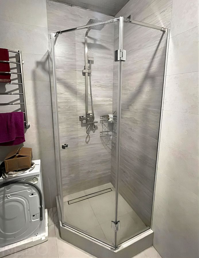 Душевая трапеция из стекла без крыши с установкой на поддон из плитки