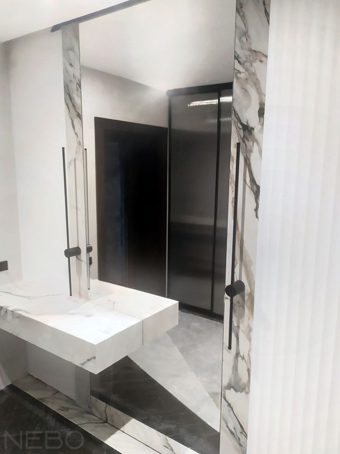 Зеркало до потолка с вырезом под консоль из искусственного камня в прихожую