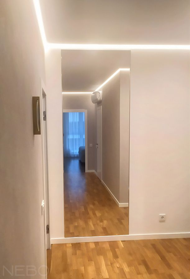 Большое прямоугольное зеркало с фацетом от пола до потолка в прихожую комнату