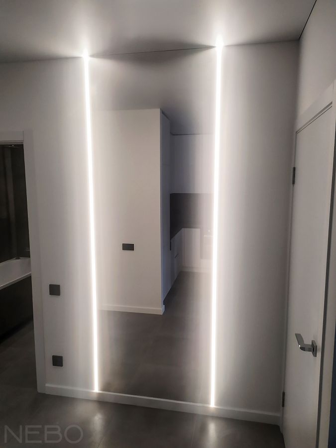 Зеркало встроенное между световыми профилями в прихожей