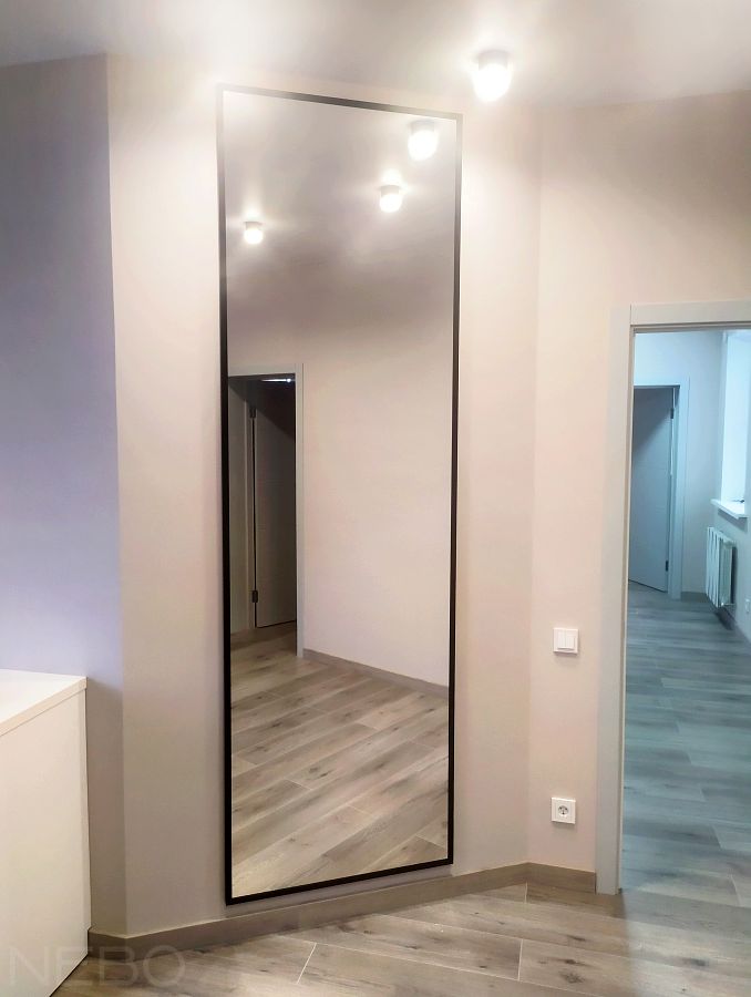 Высокое зеркало до потолка в черной алюминиевой раме в детскую комнату