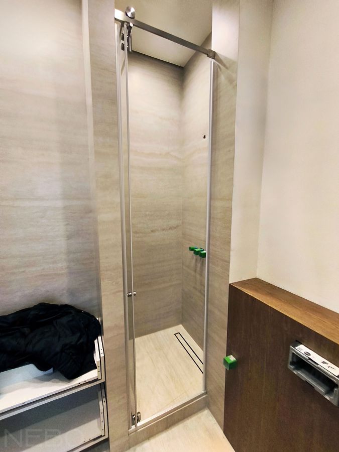 Роторная дверь для душевой в нише