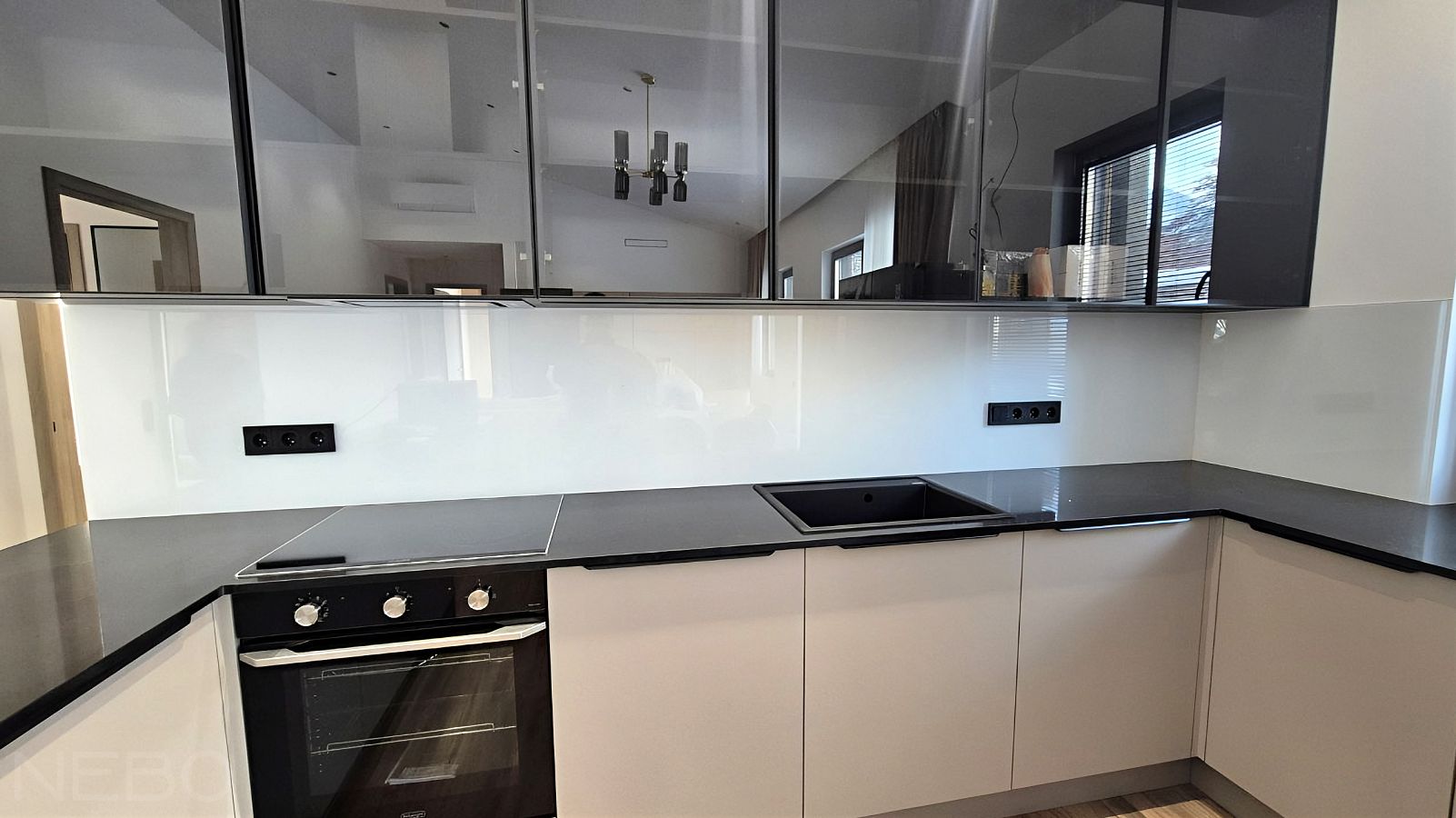 Белый стеклянный фартук для П-образной кухни с окном в частном доме