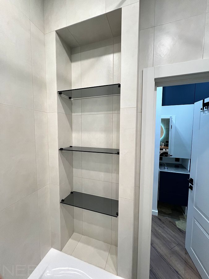 Полки из темного стекла графит с черными креплениями в нишу в торце ванны