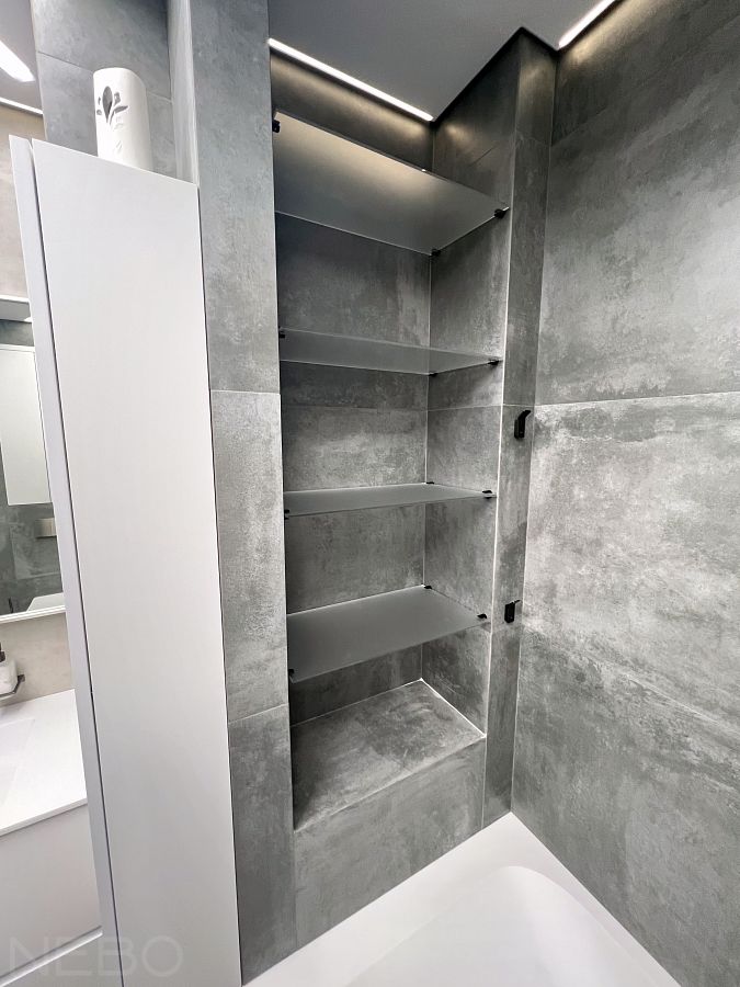 Матовые стеклянные полки в большую нишу до потолка в торце ванны