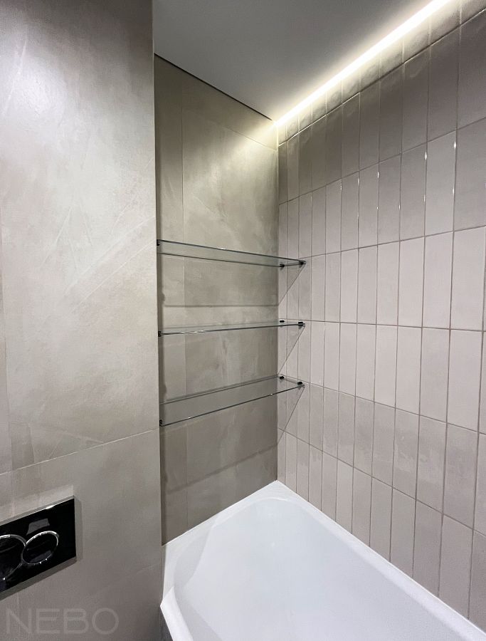 Стеклянные прозрачные полки в нише в торце ванны