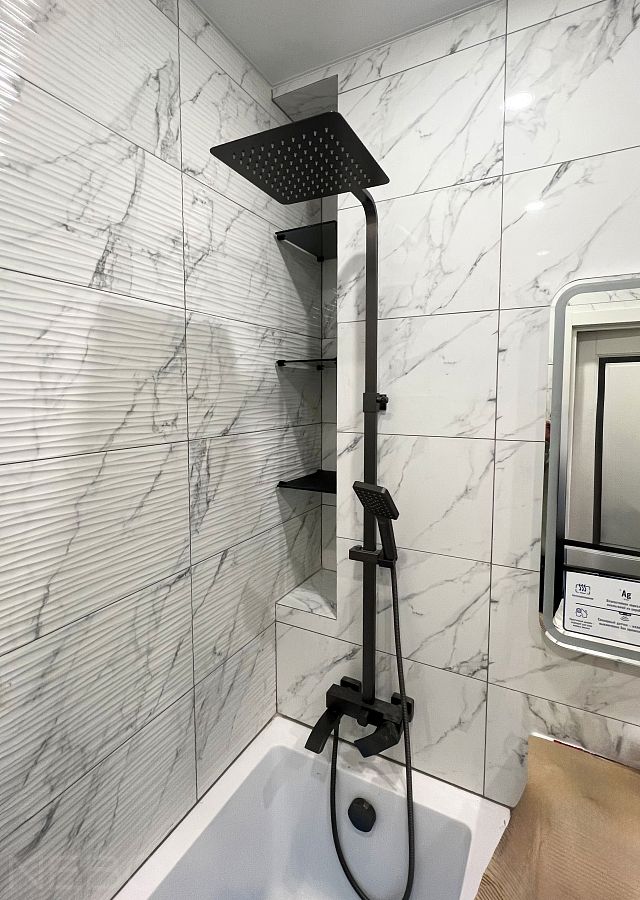 Черные матовые полки из стекла с черными креплениями в нишу в углу над ванной