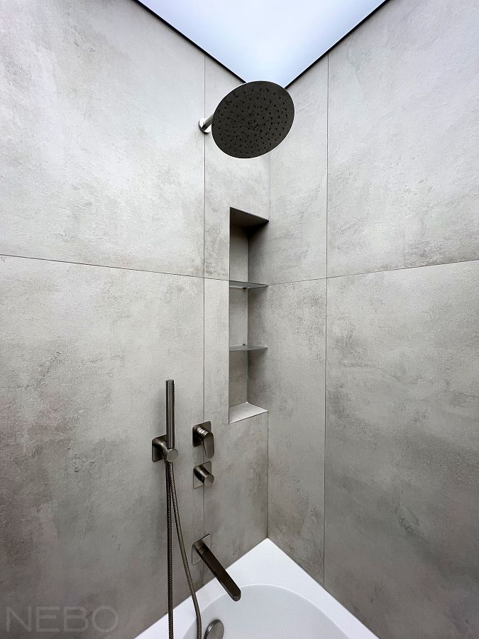 Матовые стеклянные полочки в небольшую нишу в углу над ванной