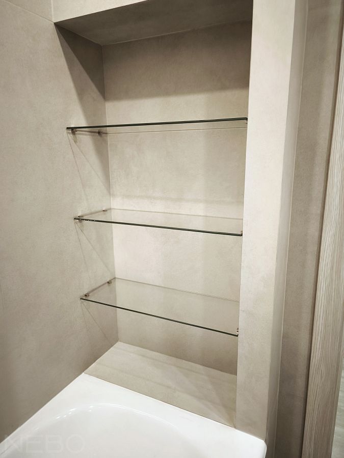 Полки из прозрачного закаленного стекла в нишу в стене в торце ванны