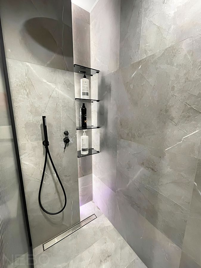 Полки из стекла графит в нишу от пола до потолка с подсветкой внутри душевой зоны