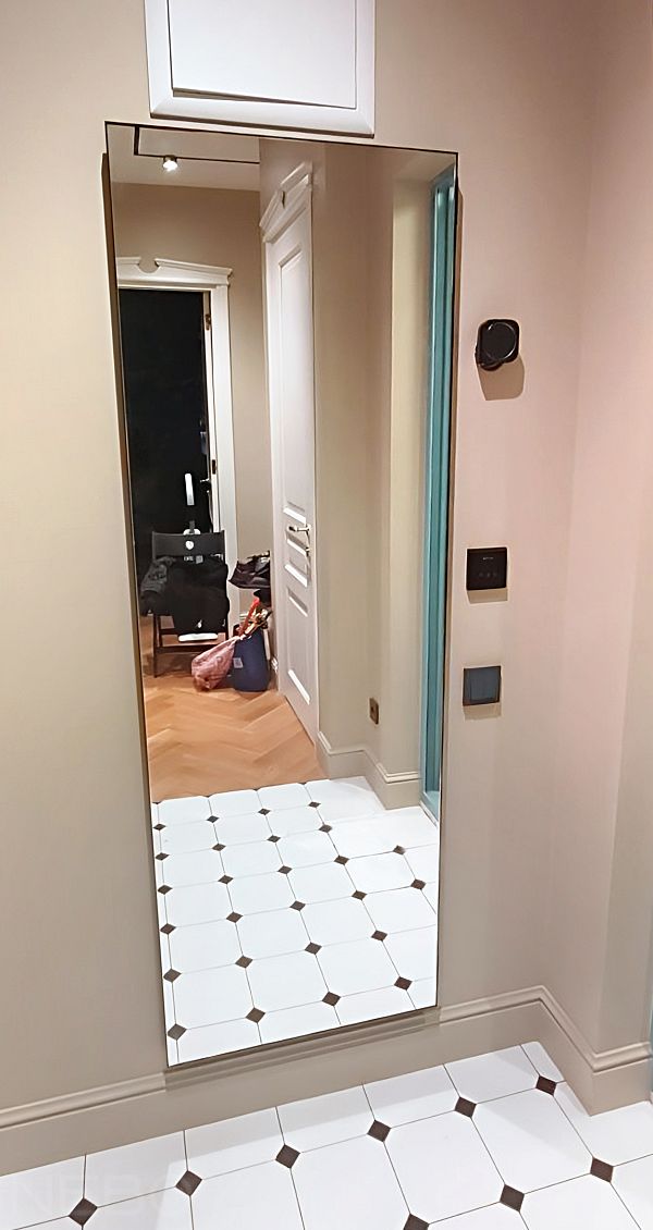 Открывающееся зеркало на петлях в прихожую для скрытия щитка