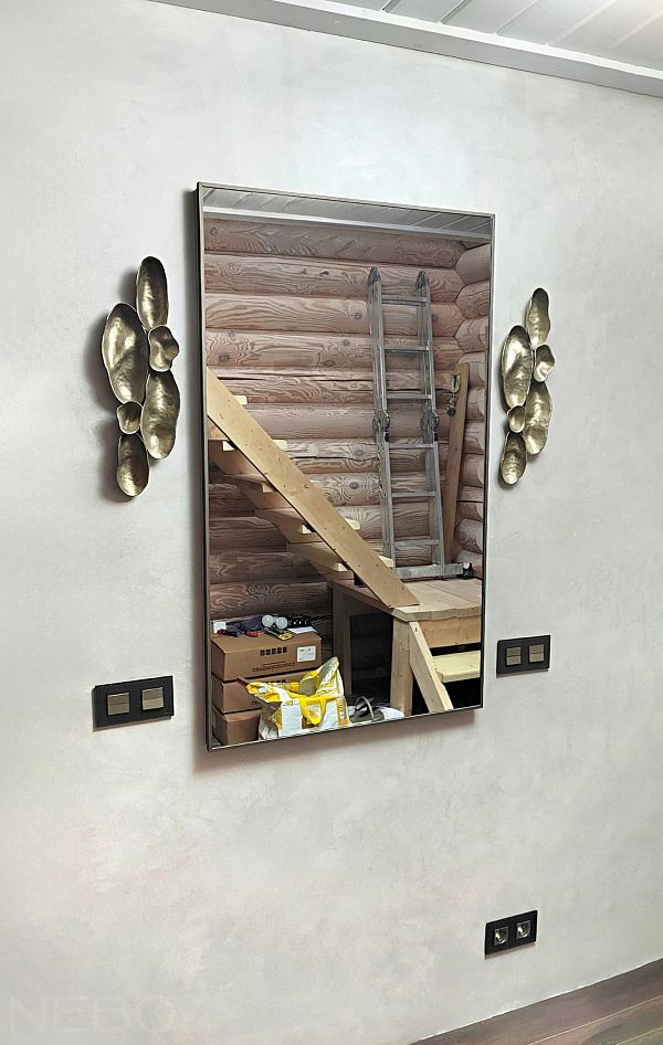 Зеркало на петлях для скрытия щитка в прихожую дачного дома