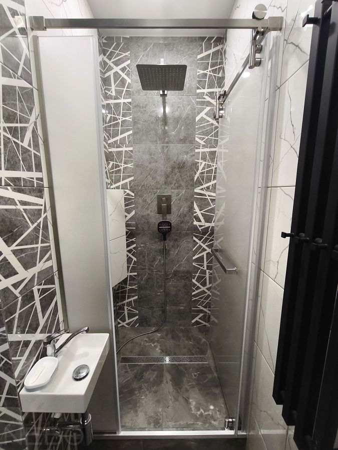 Душевая с диагональным открыванием роторной двери из матового стекла