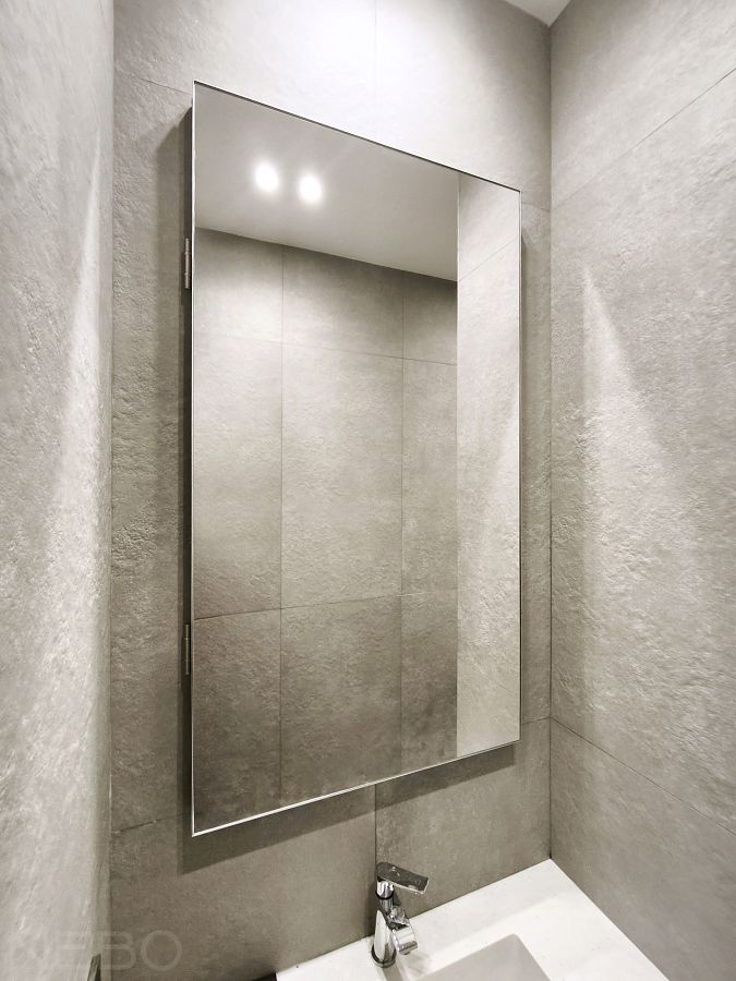 Открывающееся зеркало над раковиной в санузел для скрытия и удобного доступа к коммуникациям