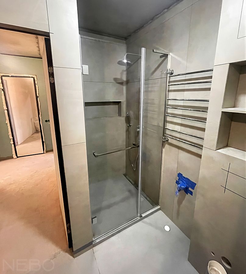 Стеклянная перегородка с распашной дверью для душа в нише