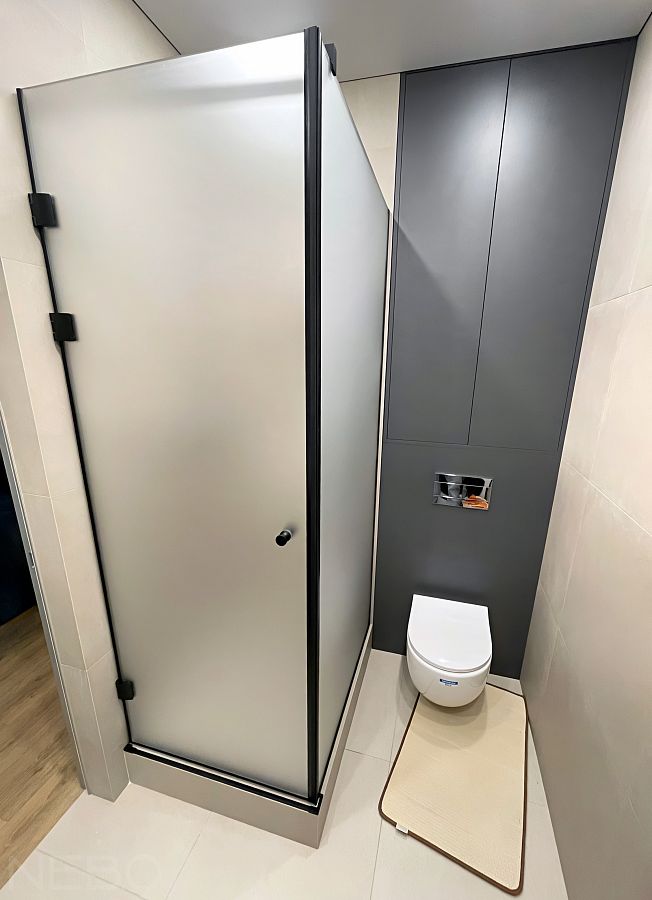 Угловая душевая кабина с матовым стеклом и черной фурнитурой