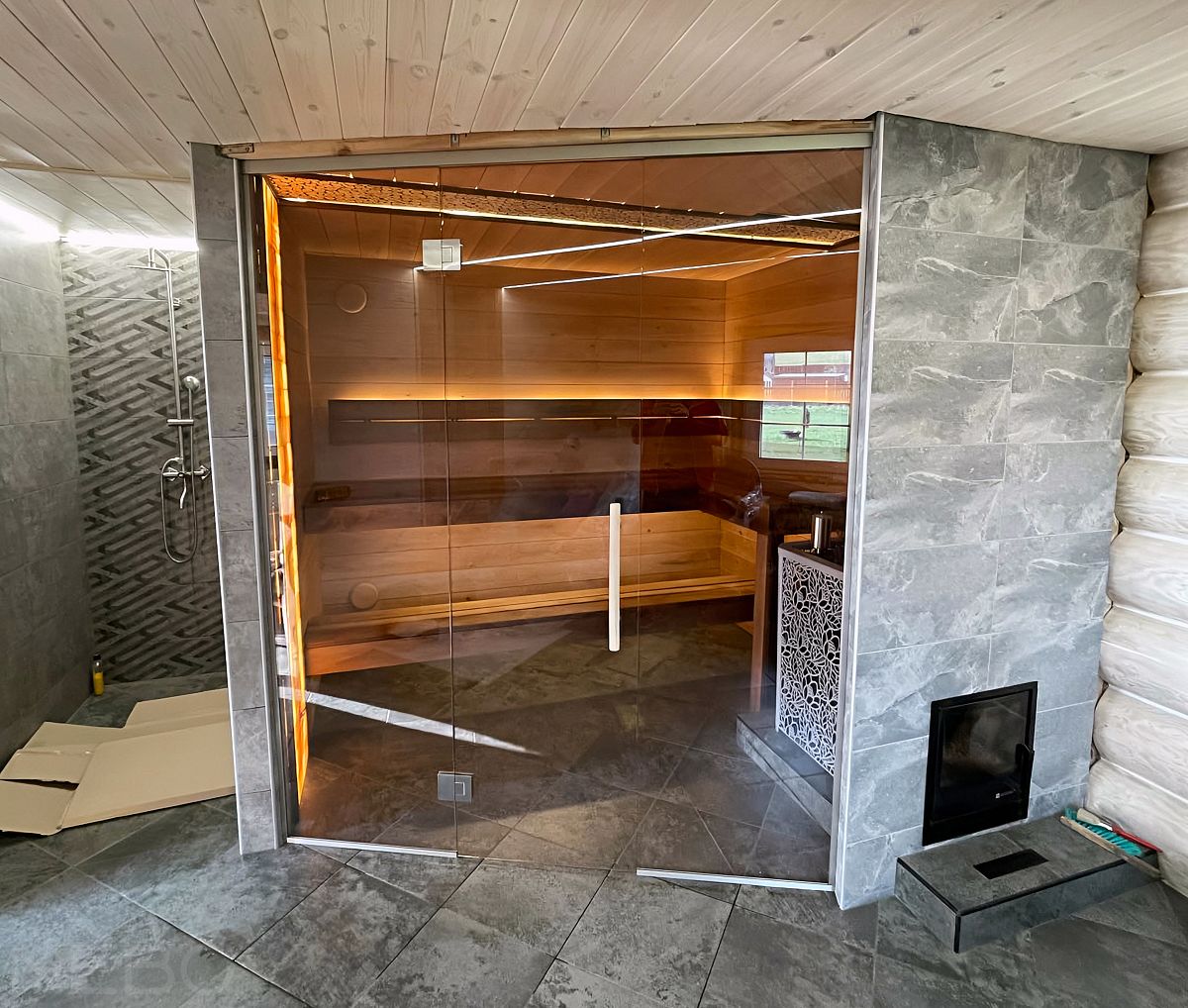 Перегородка из стекла с дверью для парной (сауны) в частном доме