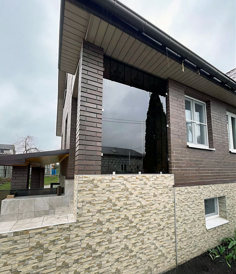 Стеклянная перегородка на крыльцо для защиты от ветра в частном доме