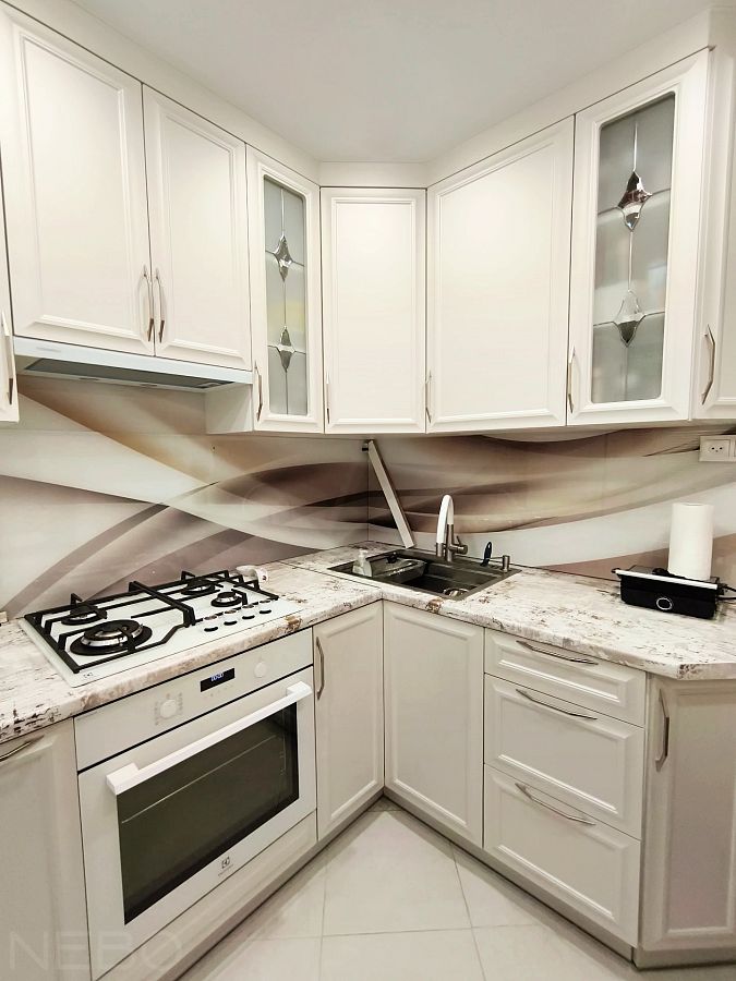 Белая кухня в классическом стиле со скинали с серо-бежевой абстрактной волной