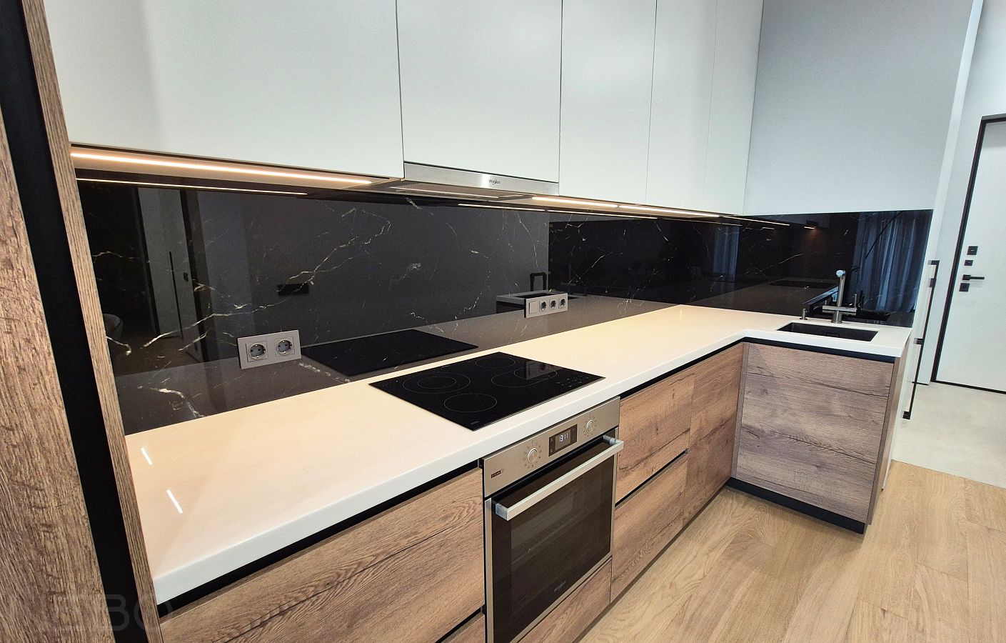 Фартук из стекла под черный мрамор для кухни со светлыми верхними и древесными нижними фасадами