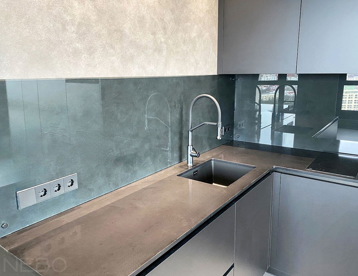 Тонированное закаленное стекло графит для фартука кухни с серыми фасадами и серой столешницей