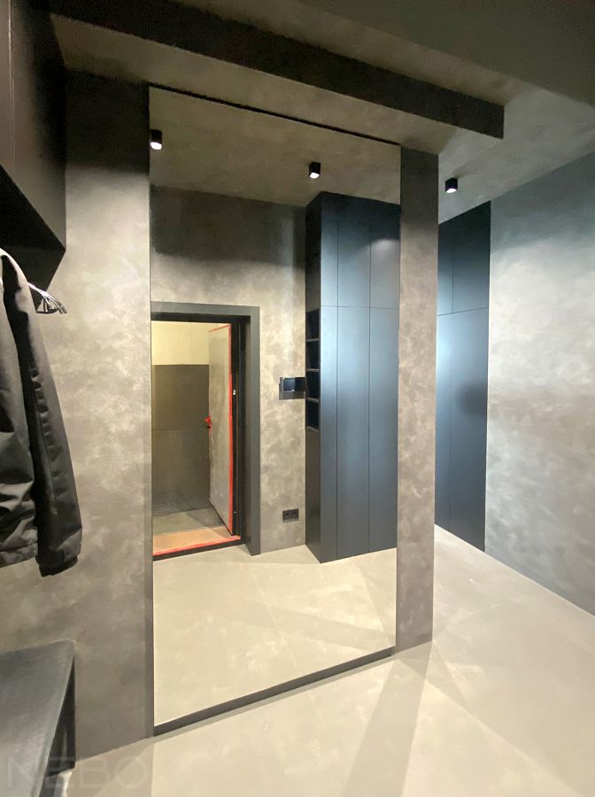 Огромное зеркало в черной тонкой рамке от пола до потолка в прихожей