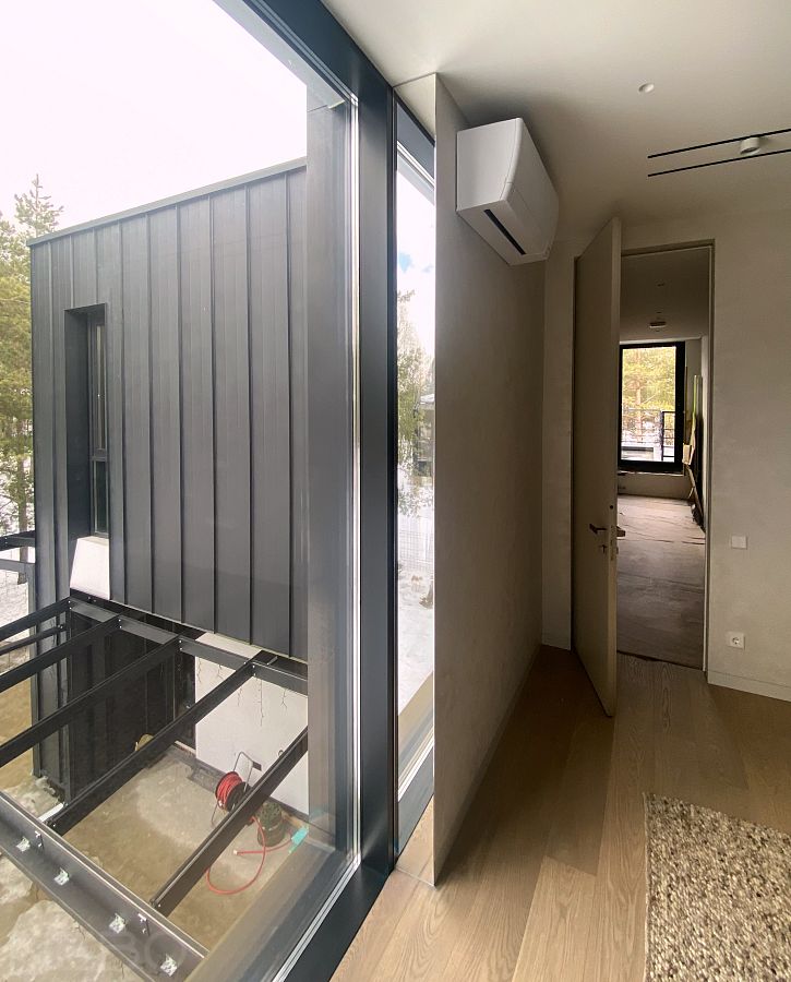 Узкое зеркало на откос у панорамного окна в пол