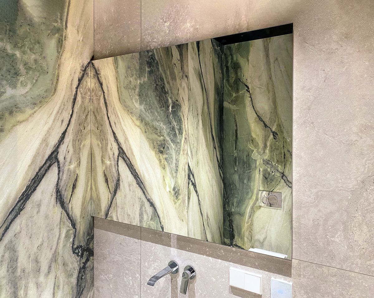 Зеркало с парящей подсветкой снизу и сверху для ванной комнаты над раковиной