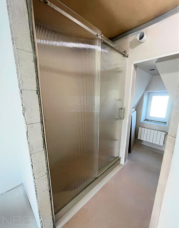 Раздвижная душевая перегородки из рифленого стекла в нишу на втором этаже частного дома