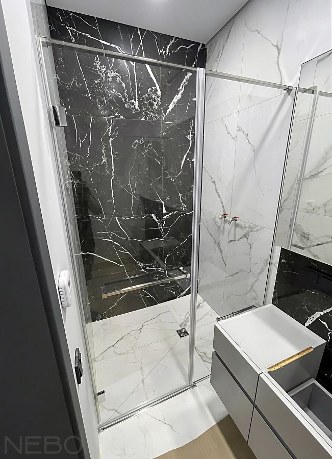 Перегородка с открывающейся внутрь дверью из прозрачного стекла для ограждения душа