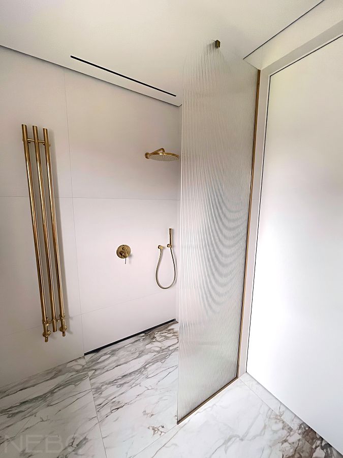 Перегородка Walk-in из фактурного стекла полосками с золотым профилем и скругленным углом