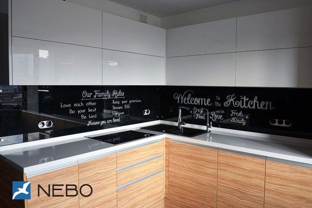 Скинали для кухни с белой надписью Welcome to the Kitchen и Our family rules на черном фоне