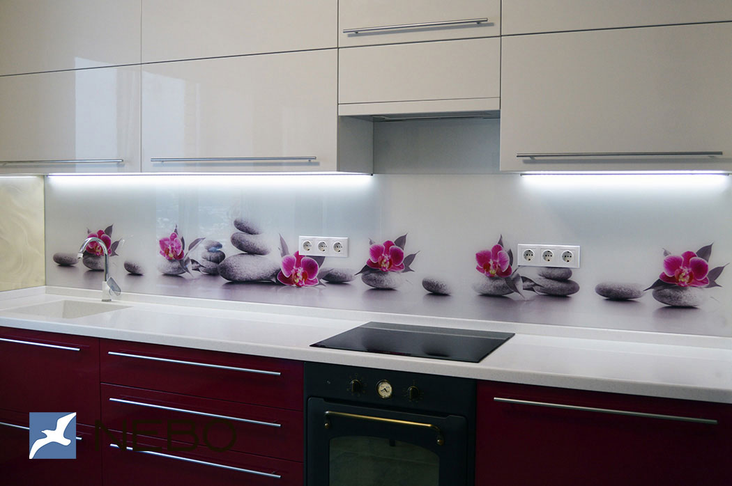 Кухонный фартук из стекла с фиолетовыми орхидеями на светло-серых СПА-камнях