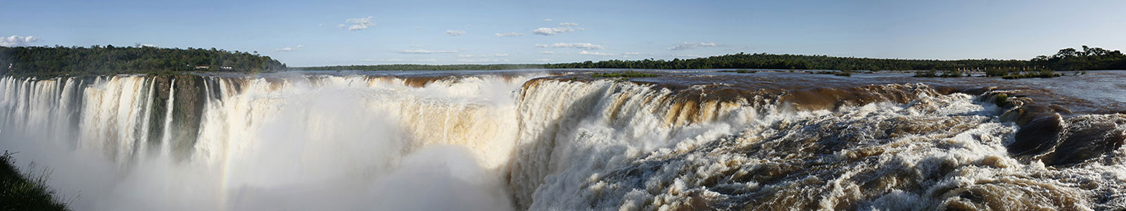 №1361 - Оглушающий и бурлящий широкий водопад